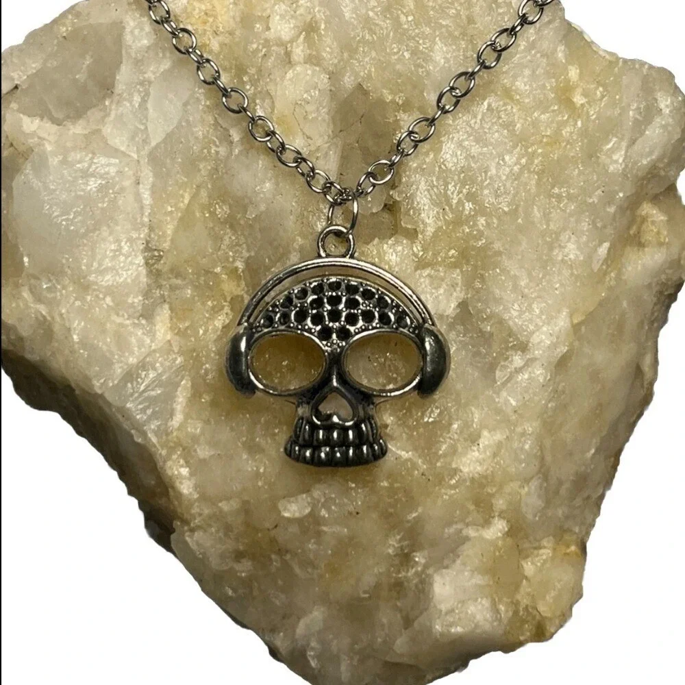 Unbranded Skull Headphones Necklace Unisex 22